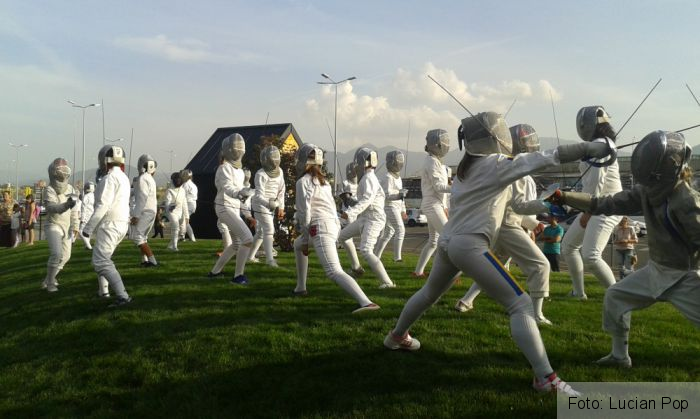BRAȘOV. „FlashMob Romania 2015”. Micii scrimeri din Brașov și-au întâlnit idolii - Galerie FOTO 4 4_194115.jpg