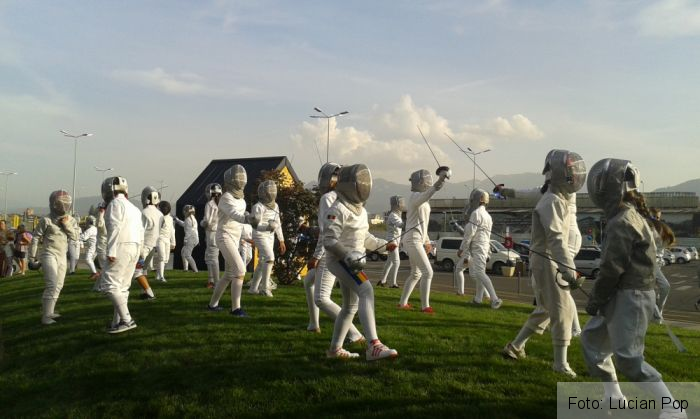BRAȘOV. „FlashMob Romania 2015”. Micii scrimeri din Brașov și-au întâlnit idolii - Galerie FOTO 5 5_194118.jpg