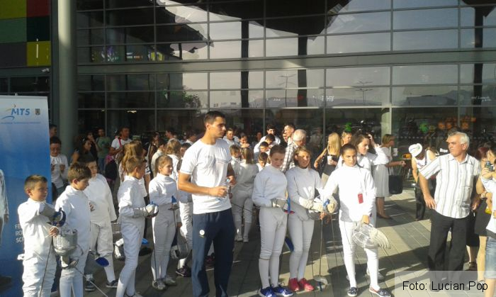 BRAȘOV. „FlashMob Romania 2015”. Micii scrimeri din Brașov și-au întâlnit idolii - Galerie FOTO 6 6_194117.jpg