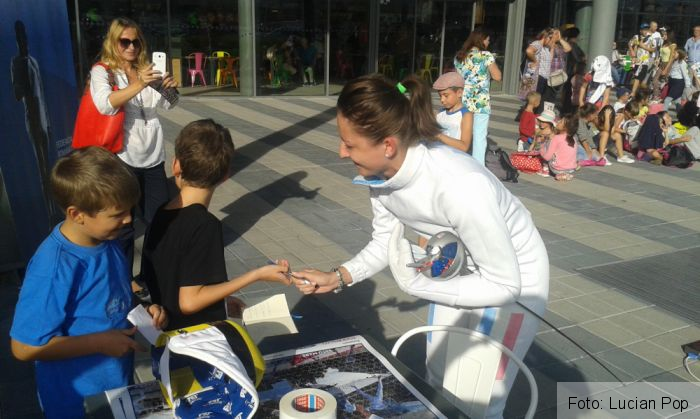 BRAȘOV. „FlashMob Romania 2015”. Micii scrimeri din Brașov și-au întâlnit idolii - Galerie FOTO 7 7_194114.jpg