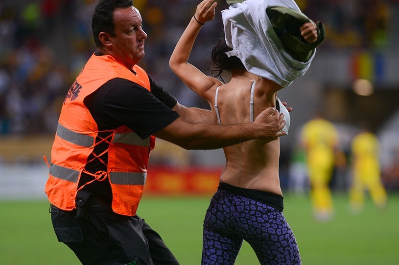 Fază „HOT” la România - Grecia!!! O fană a intrat pe teren și a vrut să se dezbrace!!! 2 grecia1.jpg