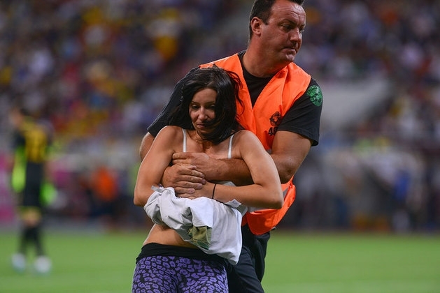 Fază „HOT” la România - Grecia!!! O fană a intrat pe teren și a vrut să se dezbrace!!! 3 grecia_4.jpg