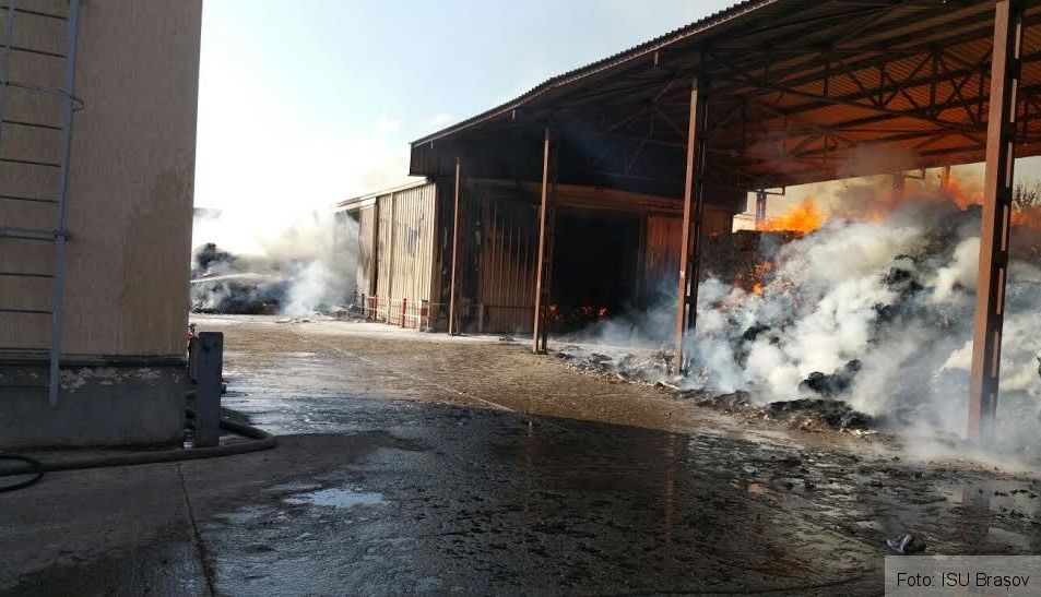 BRAȘOV. Incendiu la o hală de pe Calea Feldioarei!!! (FOTO) 3 incendiucaleafeldioarei.jpg