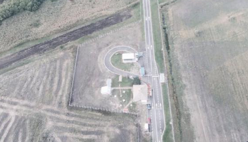 Peste 100 de corturi pentru refugiați au fost amplasate în județul Timiș. Serviciul de Telecomunicații Speciale asigură comunicațiile în tabere. MAI susține că este doar un exercițiu 2 tabrarefugiatiromnia1.png