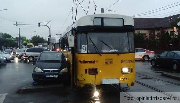 Mercedes lovit de tramvai, într-o intersecţie SEMAFORIZATĂ! 2 tramvaimercedes.jpg
