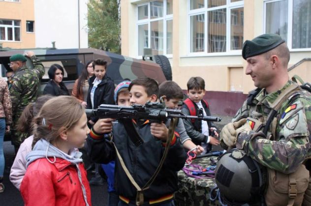 Ziua Armatei in scoli02_196637.jpg