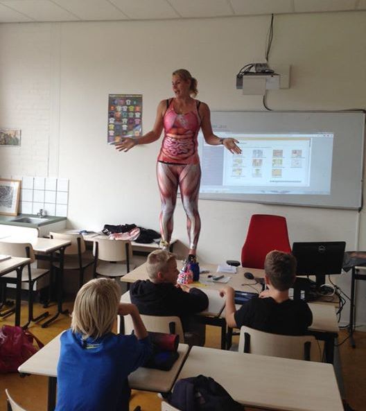 FOTO ȘOC. Profa s-a dezbrăcat în clasă!!! Ce a urmat?!... 2 profa.jpg