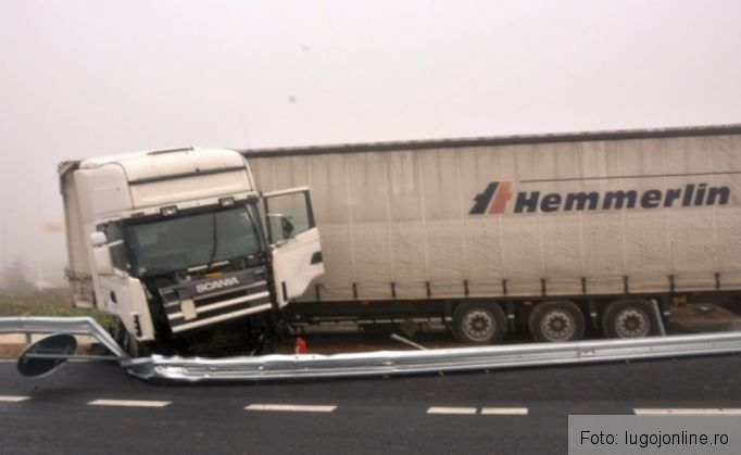 INCIDENT RUTIER. A distrus cu TIR-ul tot ce i-a ieşit în cale 3 tir 3_195526.jpg