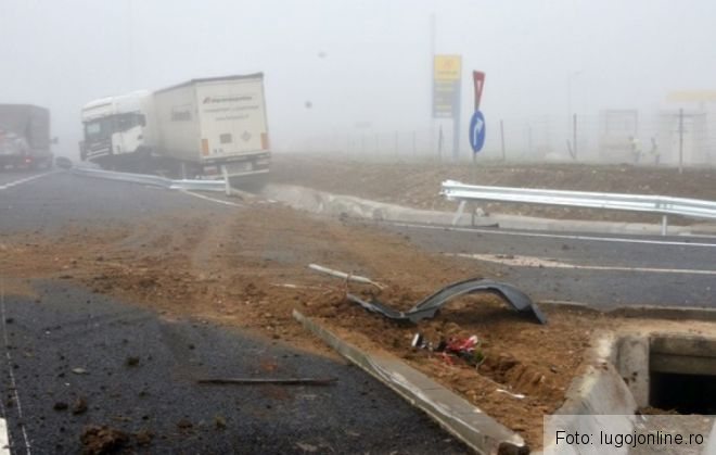 INCIDENT RUTIER. A distrus cu TIR-ul tot ce i-a ieşit în cale 2 tir_195525.jpg