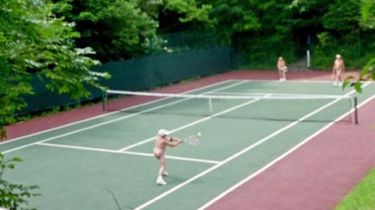 Mai mulţi nudişti se tem să nu fie spionaţi în timp ce joacă tenis 3 whitehouseclub_195331.jpg