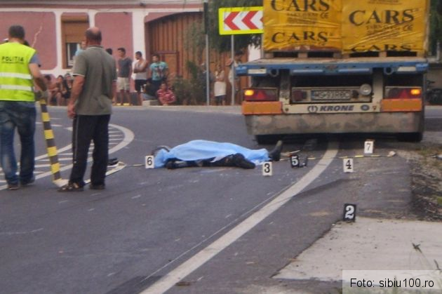 TRAGEDIE pe două roți și în Sibiu! O tânără de 18 ani și-a pierdut viața (FOTO) 2 accident motocicleta sibiu 2_198332.jpg