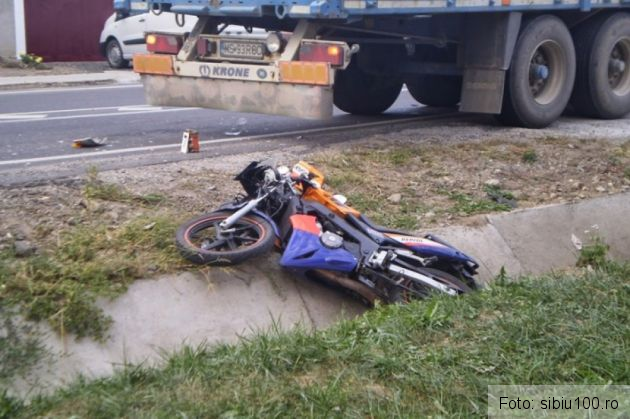 TRAGEDIE pe două roți și în Sibiu! O tânără de 18 ani și-a pierdut viața (FOTO) 4 accident motocicleta sibiu_198334.jpg