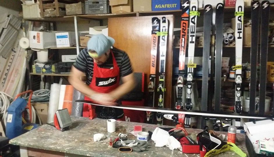 Achiriloaie a primit schiuri noi!!! Antrenamente „la sânge”!!! 3 achiriloaie2.jpg