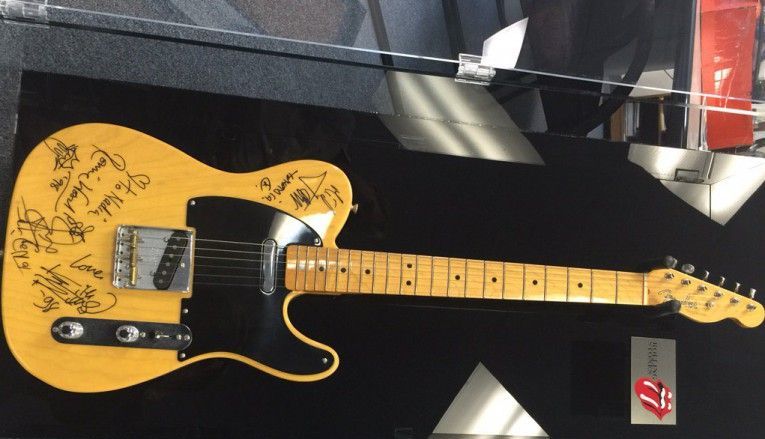 Cadou INEDIT pentru Nadia Comăneci 2 chitara.jpg