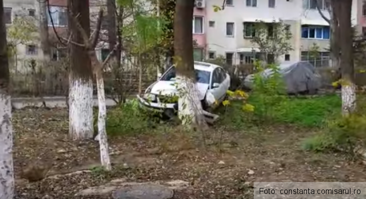 A intrat cu autoturismul în alte trei mașini! Șoferul ar fi fost băut (FOTO) 2 accident constanta 3_199605.png