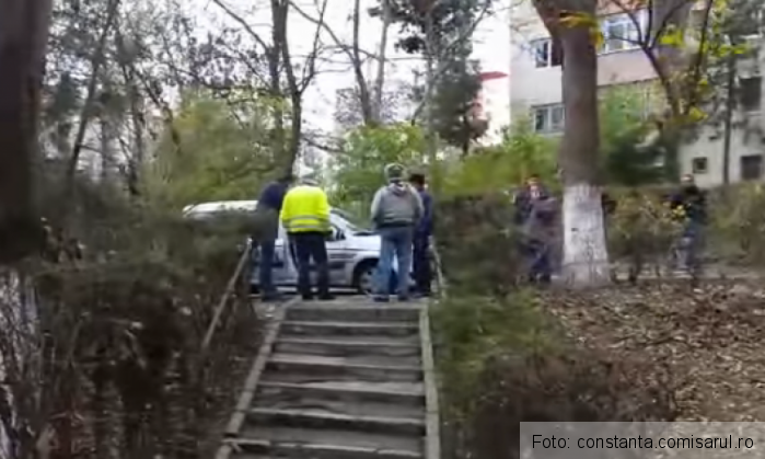 A intrat cu autoturismul în alte trei mașini! Șoferul ar fi fost băut (FOTO) 3 accident constanta 4_199606.png