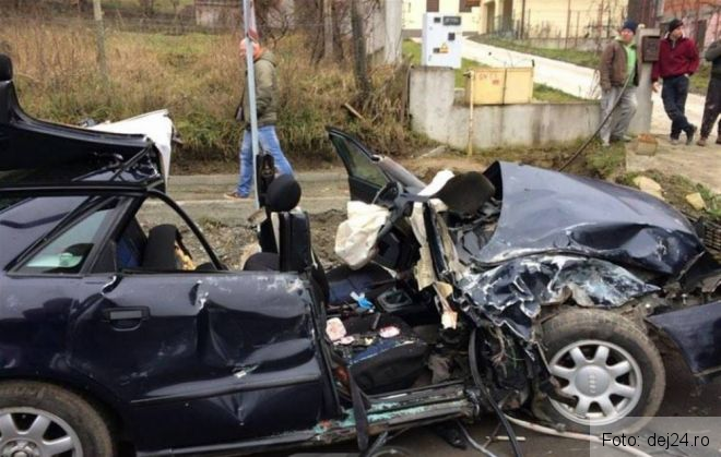 Un tânăr de 21 de ani a murit într-un accident de circulație! Tatăl său a fost rănit (FOTO) 2 accident mort 2_201597.jpg
