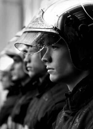 Calendar „fierbinte“ cu pompieri francezi! 3 french-firemen-calendar-2016-pompiers-sans-frontieres-fred-g