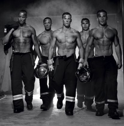 Calendar „fierbinte“ cu pompieri francezi! 8 french-firemen-calendar-2016-pompiers-sans-frontieres-fred-g