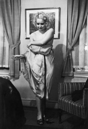 „Cum trebuie să se dezbrace o soţie“: sfaturi din 1937 - Galerie foto 3 haine3_200177.jpg