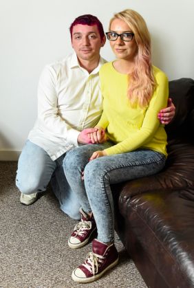 Un bărbat a folosit „şamponul“ soţiei. Uite cum arată acum părul lui! 2 par roz3_200079.jpg