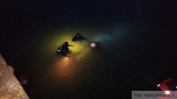 Update. Un bărbat a murit, după ce a căzut cu buldoexcavatorul în Canalul Ovidiu - Poarta Albă 2 scafandri noaptea_200542.jpg