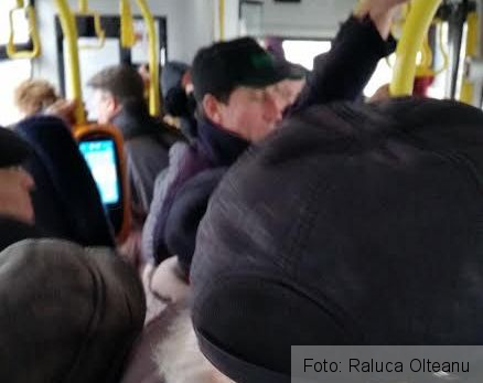 BRAŞOV. Călătoria cu autobuzul, „bătaie de joc”! Reprezentanţii RAT susţin că gerul este de vină pentru probleme 2 autobuzbrasov2.jpg