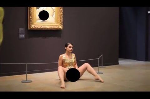 Artistă COMPLET GOALĂ la muzeu!!! A fost ARESTATĂ!!! 2 derobertis.jpg