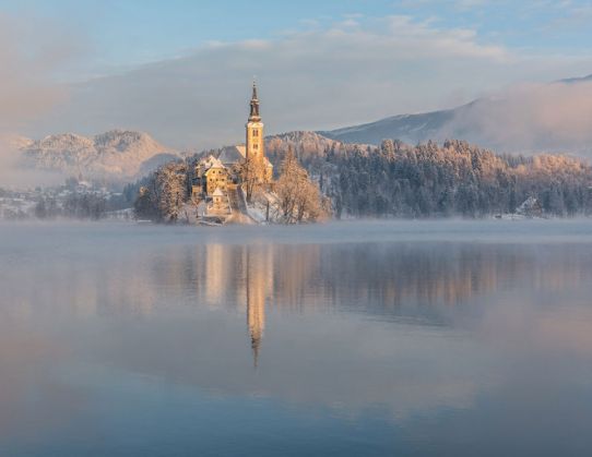 i-photographed-lake-bled-on-a-fairytale-winter-morning-9__88