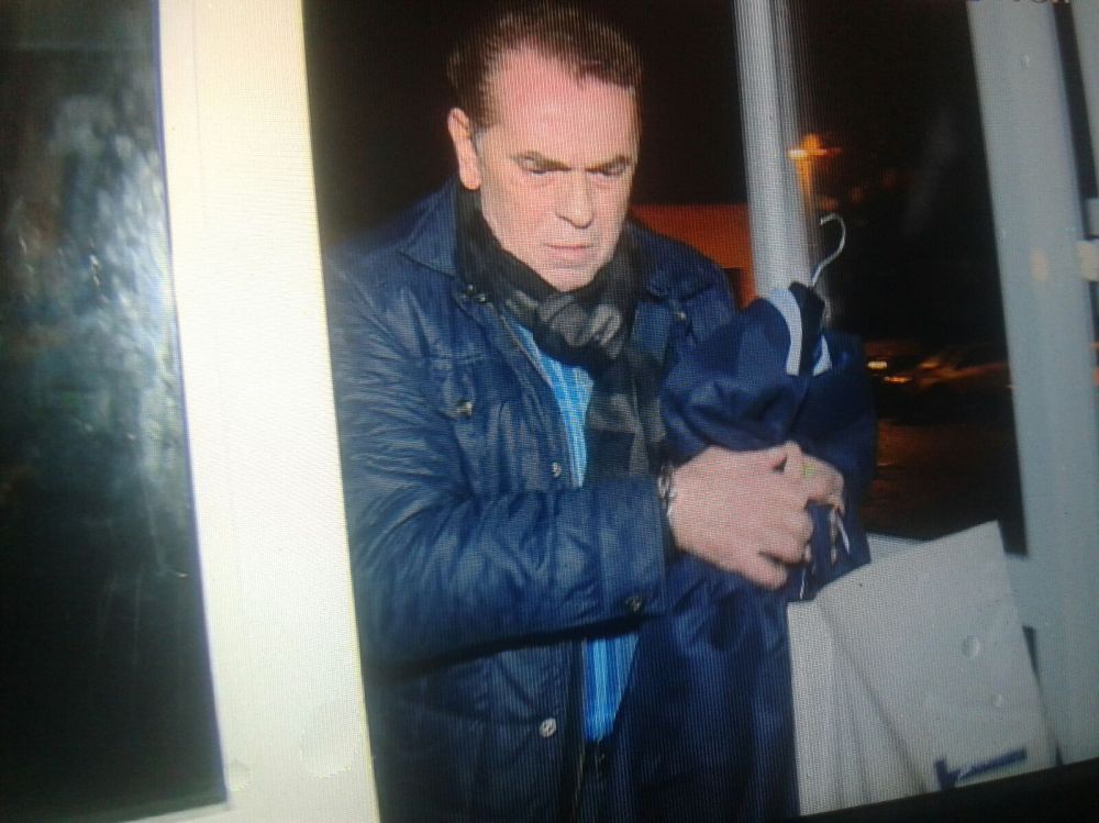 UPDATE.BRAȘOV. Ioan Nicolae a fost adus la Tribunal încătușat, cărându-și și bagajul. FOTO 2 ioanneculaie_2.jpg