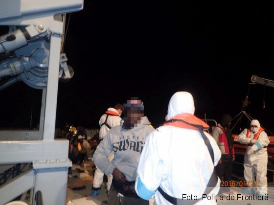 119 migranţi au fost salvaţi de la înec de o navă românească (FOTO) 2 migranti salvati 2_203611.jpg