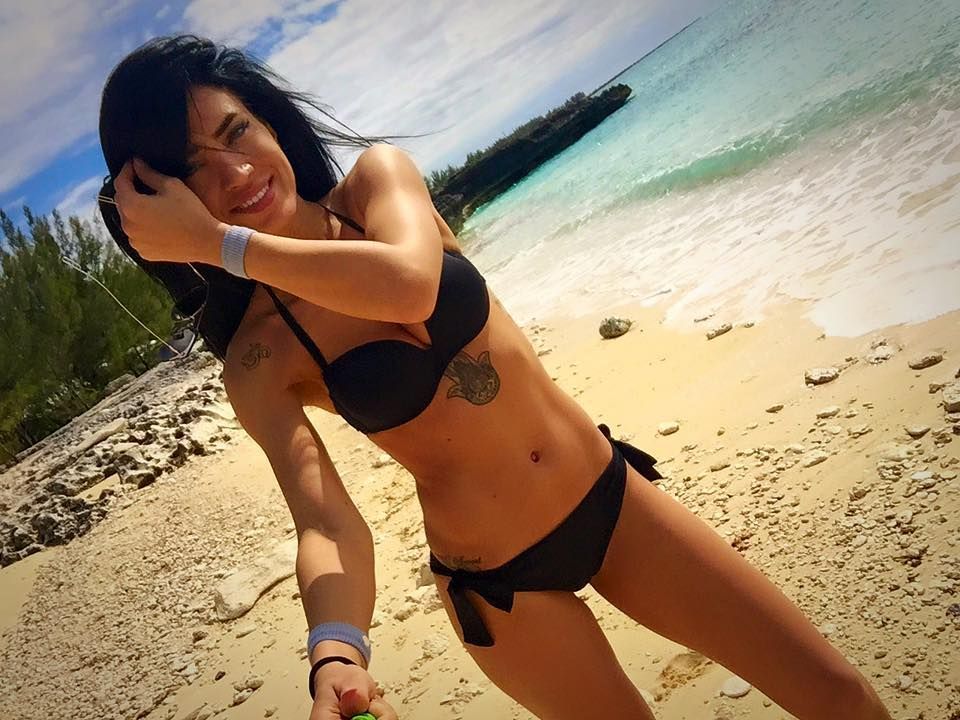 Adelina Pestrițu, SUPER-SEXY la plajă!!! Ce au observat fanii prezentatoarei TV?!... 3 pestritu1_3.jpg