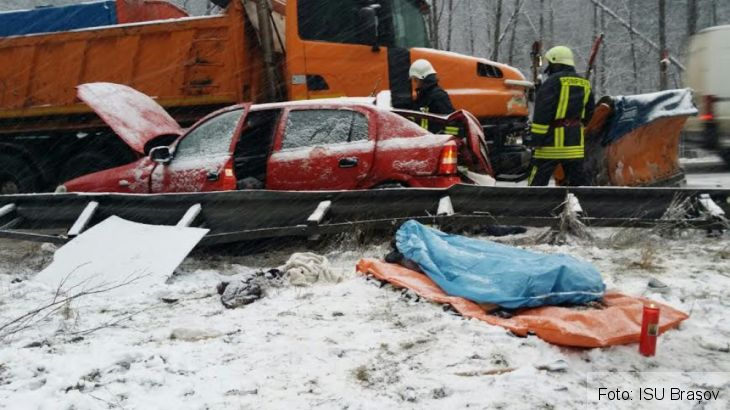 Update. BRAȘOV. Imagini de la accidentul mortal de la Timişu` de Sus. În acelaşi loc, Șerban Huidu a provocat un accident mortal în 2011! 2 6a6931fe-0bde-4d30-8112-afea87c9f2d0_204263.jpg