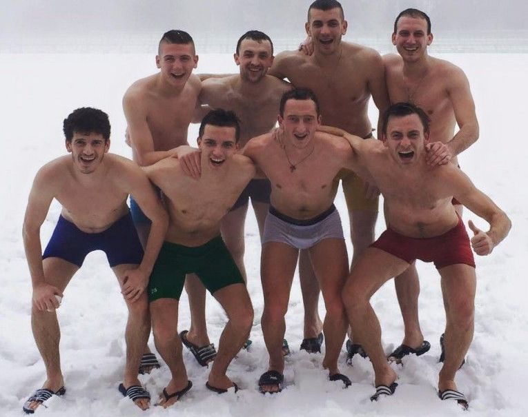 DISTRACŢIE. Dezbrăcaţi, în zăpadă 2 fotbalistizapada.jpg