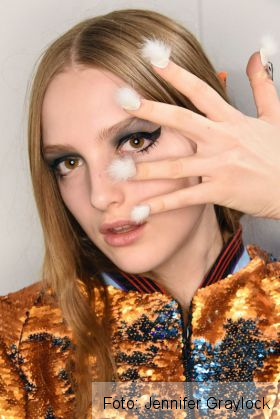 Ai mai văzut aşa ceva? Unghii cu blană! 5 fur-nails-14__700v_205374.jpg