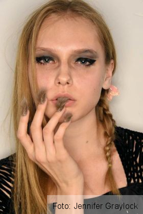 Ai mai văzut aşa ceva? Unghii cu blană! 4 fur-nails-18__700_205373.jpg