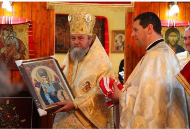 mitropolit cu icoana altar_204677.JPG