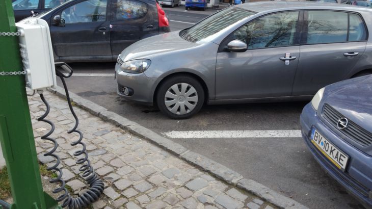 Braşovul are nouă stații de încărcare destinate mașinilor electrice. Opt nu pot fi folosite. Una, doar dacă ai noroc! 2 20160303_111259_206424.jpg