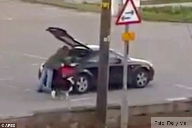 Cerşetor surprins umblând la maşina sa de... 50.000 de lire (FOTO) 2 cersetor masina_206299.jpg