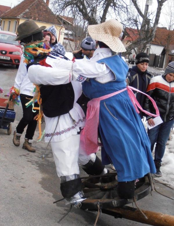 BRAŞOV. Cu „Roaina” se alungă iarna 3 roaina1.jpg
