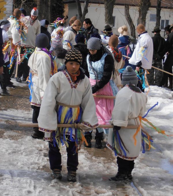 BRAŞOV. Cu „Roaina” se alungă iarna 2 roaina2.jpg