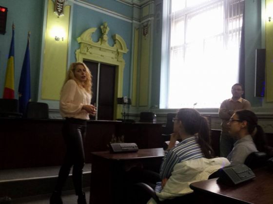 BRAŞOV. Elevii de-a X-a de la „Andrei Mureşanu” au votat legea antifumat 3 Anda Samson prefe_210150.jpg