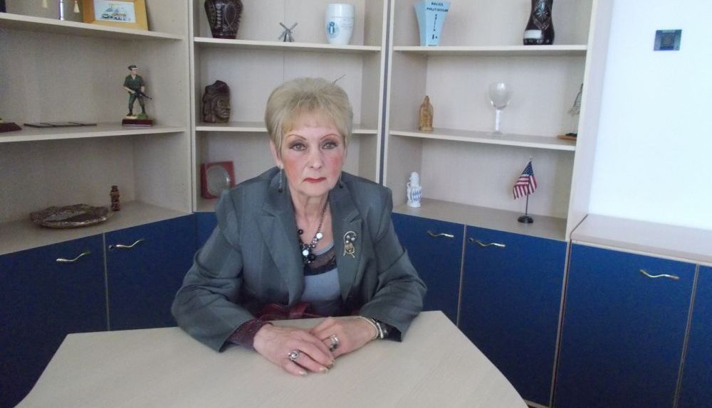 BRAŞOV. O femeie a dus la Poliţie sutele de dolari şi euro care zburau în jurul ei 2 dscn2017.jpg