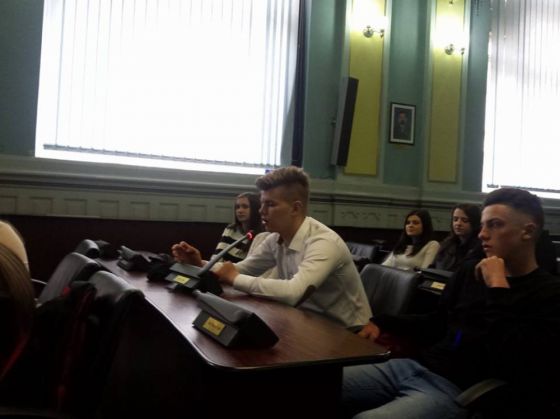 BRAŞOV. Elevii de-a X-a de la „Andrei Mureşanu” au votat legea antifumat 2 elevi prefectura_210147.jpg