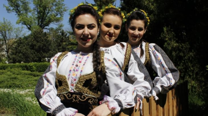 fete cu flori_210355.JPG