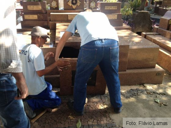 A coborât într-un mormânt, pentru a salva o pisică 2 pisica2_209346.jpg