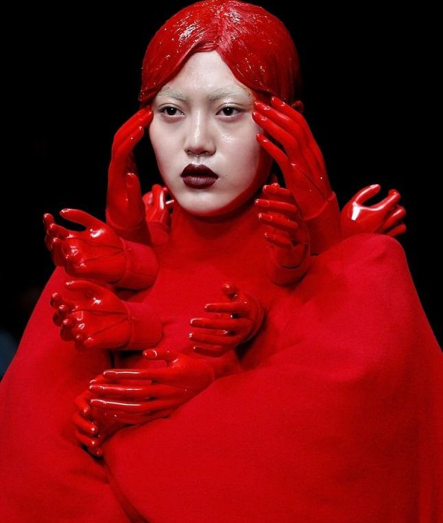 Prezentare de modă HORROR (FOTO) 2 rosu4.jpg