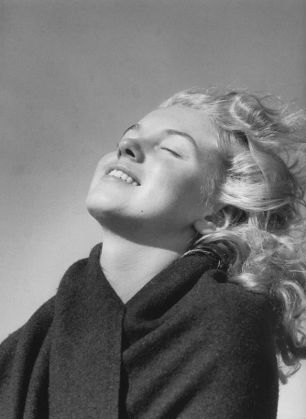 young-marilyn-monroe-norma-jeane-dougherty-andre-de-dienes-m