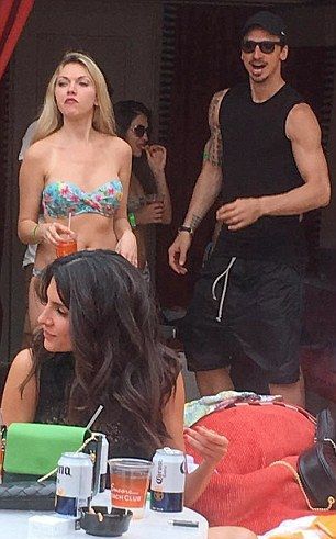 Ibrahimovic, asaltat de domnişoare în bikini la Las Vegas 2 zlatan_2.jpg