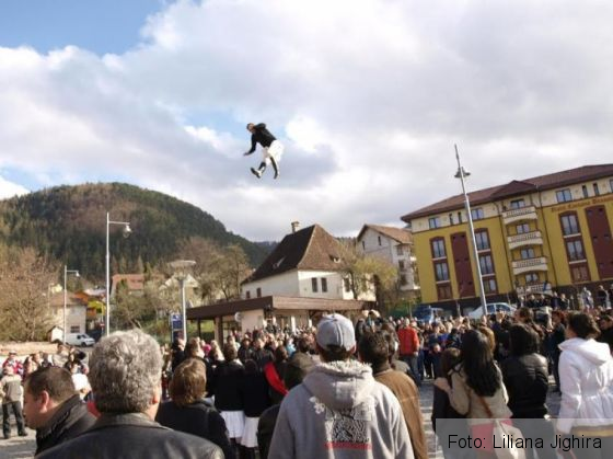 Junii aruncarea in tol_211386.jpg